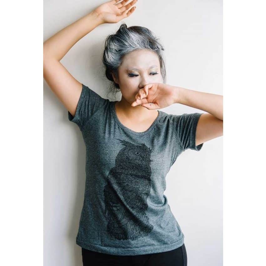 Camiseta Vegana Babylook Coruja Chumbo - Nicole Bustamante Vegan Goods