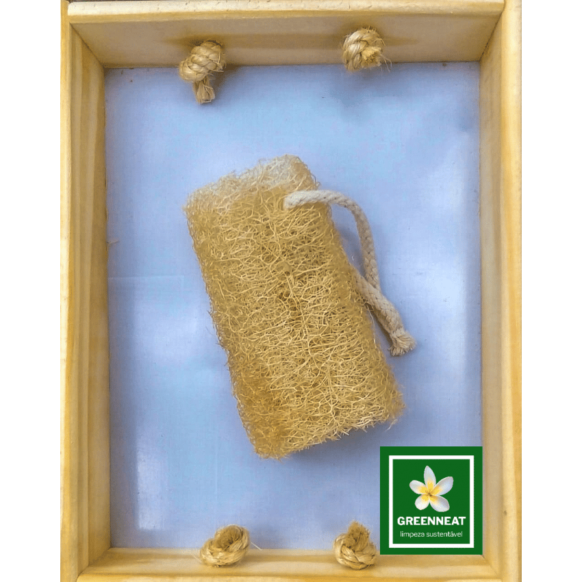 bucha vegetal com uma alça feita de algodão colocada sobre um quadro e tecido